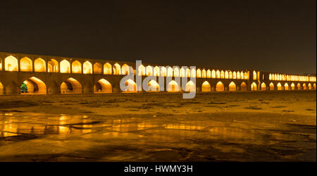 Vue sur le pont Khaju à Ispahan - Iran par nuit Banque D'Images