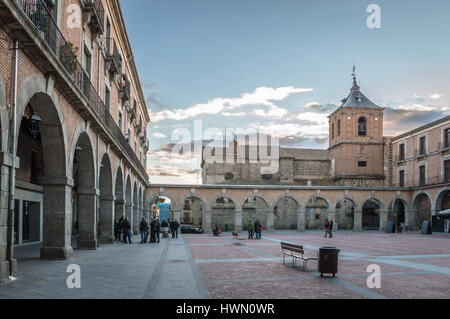 Avila, Espagne - 11 novembre 2014 : Les gens en place de l'hôtel de ville appelé Mercado Chico un jour nuageux au coucher du soleil. La vieille ville et ses églises extra-muros w Banque D'Images