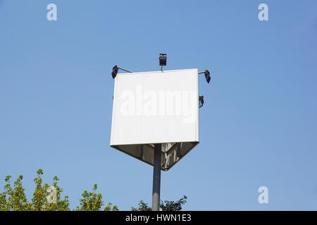 Des maquettes. Blank billboard à l'extérieur, la publicité extérieure, l'information Conseil de la ville. Banque D'Images