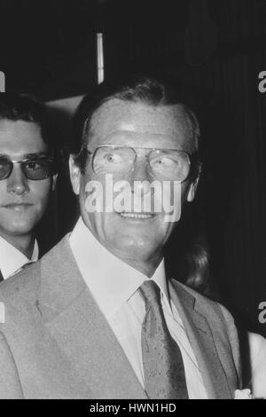 Roger Moore, l'acteur britannique, assiste à un déjeuner-causerie du Variety Club à Londres, Angleterre le 27 mai 1989. Il est surtout connu pour ses rôles de film d'espionnage comme James Bond. Banque D'Images