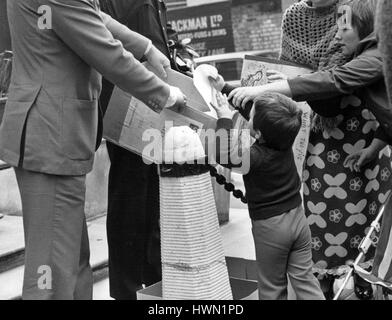 Les protestataires prennent part à une manifestation contre le commerce de fourrure de phoque canadiens à Londres, Angleterre le 11 mars 1978. Des protestations ont été remis aux bureaux de la Hudson Bay Trading Company et suivie d'un rassemblement à Trafalgar Square. Banque D'Images