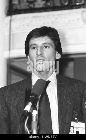 Sebastian Coe, ancien athlète britannique et conservateur candidat parlementaire pour Falmouth et Camborne, parle à un fringe meeting pendant la partie conférence à Blackpool, Angleterre le 10 octobre 1989. Banque D'Images