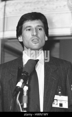 Sebastian Coe, ancien athlète britannique et conservateur candidat parlementaire pour Falmouth et Camborne, parle à un fringe meeting pendant la partie conférence à Blackpool, Angleterre le 10 octobre 1989. Banque D'Images