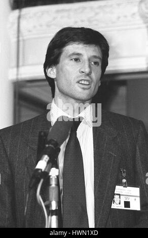 Sebastian Coe, ancien athlète britannique et conservateur candidat parlementaire pour Falmouth et Camborne, parle à un fringe meeting pendant la partie conférence à Blackpool, Angleterre le 10 octobre 1989. Banque D'Images