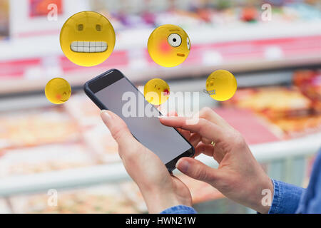 Image tridimensionnelle de diverses réactions contre visages smileys 3d arrière-plan gris Banque D'Images