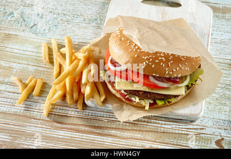 Fresh tasty burger on wooden table Banque D'Images