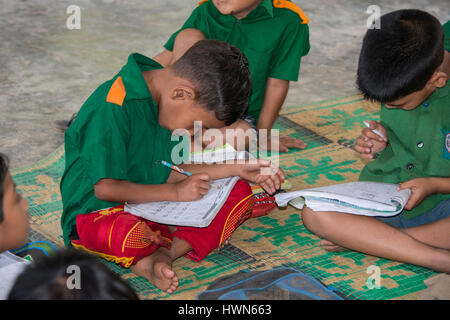 Le Bangladesh, Chittagong, District de Cox Bazar, Maheshkhali Maheshkali Island (aka, Mahesh Khali, Moheshkhali) Village l'école primaire, les enfants de l'école Banque D'Images