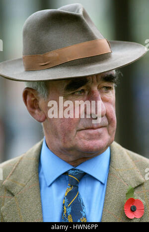 JOSH GIFFORD entraîneur de chevaux de course L'hippodrome de Cheltenham CHELTENHAM 29 Octobre 2002 Banque D'Images