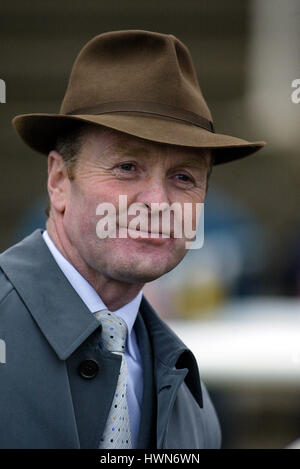 JONJO O'NEILL entraîneur de chevaux de course L'hippodrome de Cheltenham CHELTENHAM 16 Novembre 2002 Banque D'Images
