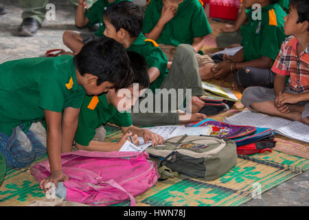 Le Bangladesh, Chittagong, District de Cox Bazar, Maheshkhali Maheshkali Island (aka, Mahesh Khali, Moheshkhali) Village l'école primaire, les enfants de l'école Banque D'Images