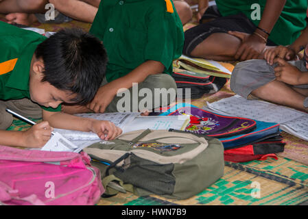 Le Bangladesh, Chittagong, District de Cox Bazar, Maheshkhali Maheshkali Island (aka, Mahesh Khali, Moheshkhali) Village l'école primaire, les enfants de l'école Banque D'Images