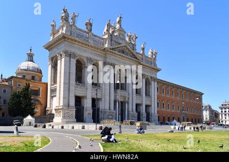 L'Italie, Lazio, Rome, centre historique classé au Patrimoine Mondial par l'UNESCO, la Basilique de San Giovanni in Laterano, la façade du 18ème siècle par l'architecte Alessandro Galilei Banque D'Images