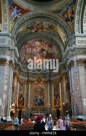 L'Italie, Lazio, Rome, centre historique classé au Patrimoine Mondial par l'UNESCO, le Panthéon, la Piazza San Ignazio di Loyola, Sant'Ignazio di Loyola (église Sant'Ignazio di Loyola a Campo Marzio), la fresque grandiose qui s'étend à travers la nef plafond par Andrea Pozzo, un frère jésuite, en 1685 Banque D'Images