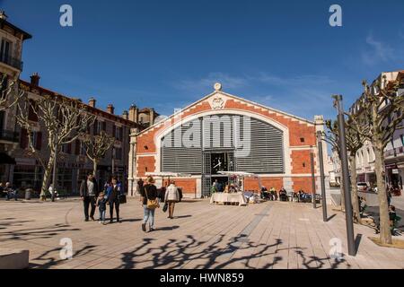 France, Pyrénées Atlantique, Pays Basque, Biarritz, le marché et sa place Banque D'Images