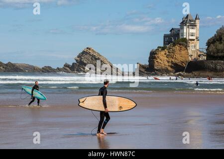 France, Pyrénées Atlantique, Pays Basque, Biarritz, les surfeurs sur la plage des Basques avec vue sur Villa Belza Banque D'Images