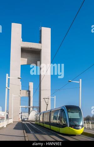 La France, Finistère, Brest, le tramway sur le pont de Recouvrance Banque D'Images