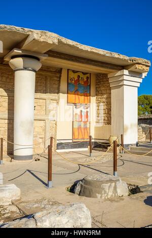 Grèce, Crète, Héraklion, l'Archeological site minoen de Knossos, Propylaeum et la fresque de la Procession Banque D'Images