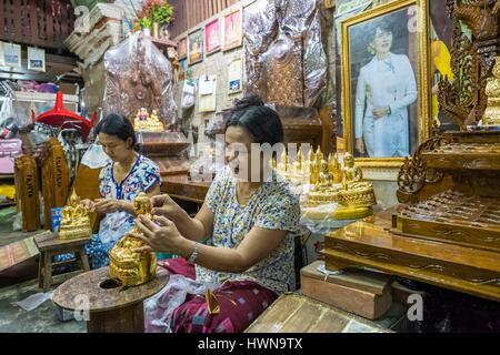 Myanmar (Birmanie), région de Mandalay, Mandalay, atelier des artisans autour de la Pagode Mahamuni (ou Pagode de l'Arakan), l'une des plus vénérée dans le pays Banque D'Images