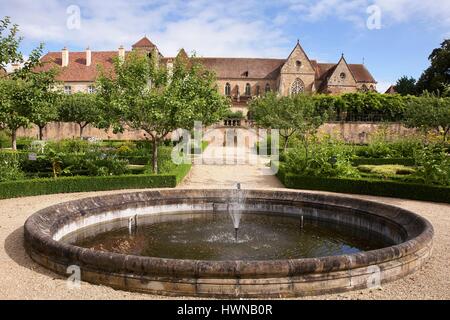 La France, l'Allier, Souvigny, jardin et bassin d'eau du prieuré et Église de Saint Pierre et Saint Paul Banque D'Images