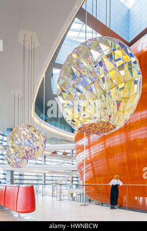 Le Danemark, la Nouvelle-Zélande, de l'Opéra royal du Danemark, Copenhague, conçu par l'architecte Henning Larsen et inaugurée en 2005, la maison avec trois lustres par Olafur Eliasson Banque D'Images