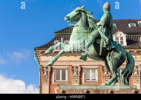 Le Danemark, la Nouvelle-Zélande, Copenhague, Hojbro Plads, statue équestre Absalon ou Axel (1128-1201) inauguré en 1901 Banque D'Images