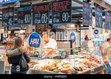 Le Danemark, la Nouvelle-Zélande, Copenhague, Torvehallerne marché couvert, inauguré en 2011, les marchands de Banque D'Images