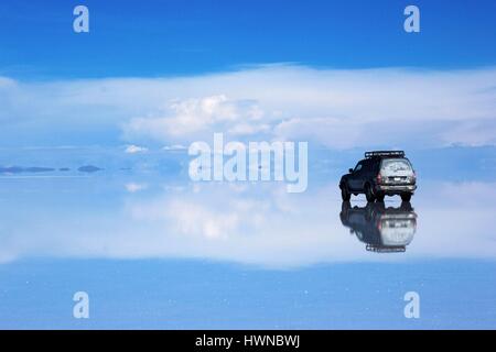 La Bolivie, l'altiplano, département de Potosi, Salar de Uyuni,4X4 traversant le Salar de Uyuni, plus grand lac salé au monde Banque D'Images