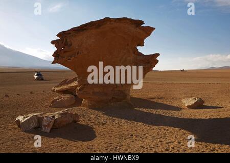 La Bolivie, département de Potosi, altiplano, desert Siloli, réserve nationale de faune andine Eduardo Avaroa, 4X4 véhicule passant dans la police d'un nommé appelé géomorphologique el arbol de piedra Banque D'Images