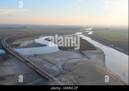 France, manche, Baie du Mont Saint Michel classé au Patrimoine Mondial de l'UNESCO, la passerelle de l'architecte Dietmar Feichtinger, Mont Saint Michel Banque D'Images