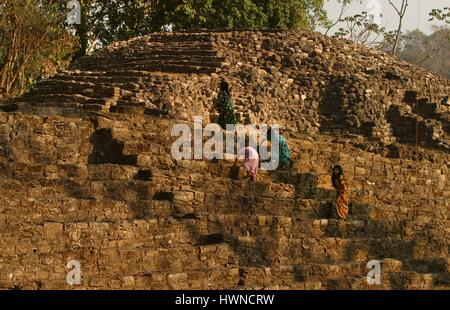 Le Mexique, Chiapas, Yaxchilan, les Lacandons, les derniers descendants des Mayas vivent près de Yaxchilan la ville royale maya de la fin de 600 av. Le gouvernement mexicain a donné aux Lacandons en 1972 un territoire de 662 000 hectares autour de Yaxchilan et Bonampak. Dans les Lacandons mayas sont appelés les vrais hommes Hach Vinik, toujours vêtu d'une tunique blanche qu'ils vivent dans une communauté très réduite dans l'état de Chapias Banque D'Images