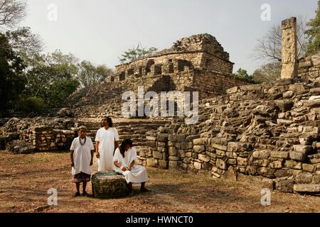 Le Mexique, Chiapas, Yaxchilan, les Lacandons, les derniers descendants des Mayas vivent près de Yaxchilan la ville royale maya de la fin de 600 av. Le gouvernement mexicain a donné aux Lacandons en 1972 un territoire de 662 000 hectares autour de Yaxchilan et Bonampak. Dans les Lacandons mayas sont appelés les vrais hommes Hach Vinik, toujours vêtu d'une tunique blanche qu'ils vivent dans une communauté très réduite dans l'état de Chapias Banque D'Images