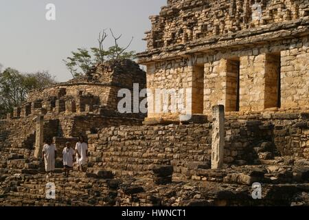 Le Mexique, Chiapas, Yaxchilan, Lacandona en haut de la grande acropole, les Lacandons, les derniers descendants des Mayas vivent près de Yaxchilan la ville royale maya de la fin de 600 av. Le gouvernement mexicain a donné aux Lacandons en 1972 un territoire de 662 000 hectares autour de Yaxchilan et Bonampak. Dans les Lacandons mayas sont appelés les vrais hommes Hach Vinik, toujours vêtu d'une tunique blanche qu'ils vivent dans une communauté très réduite dans l'état de Chapias Banque D'Images