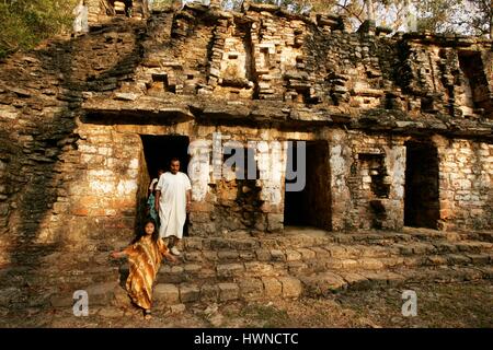 Le Mexique, Chiapas, Yaxchilan, les Lacandons, les derniers descendants des Mayas vivent près de Yaxchilan la ville royale maya de la fin de 600 av. Le gouvernement mexicain a donné aux Lacandons en 1972 un territoire de 662 000 hectares autour de Yaxchilan et Bonampak. Dans les Lacandons mayas sont appelés les vrais hommes Hach Vinik, toujours vêtu d'une tunique blanche qu'ils vivent dans une communauté très réduite dans l'état de Chapias Banque D'Images