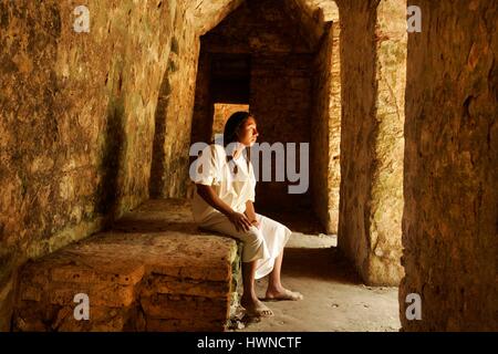 Le Mexique, Chiapas, Yaxchilan, Lacandons rendant hommage aux ancêtres mayas dans un temple de Yaxchilan, les Lacandons, les derniers descendants des Mayas vivent près de Yaxchilan la ville royale maya de la fin de 600 av. Le gouvernement mexicain a donné aux Lacandons en 1972 un territoire de 662 000 hectares autour de Yaxchilan et Bonampak. Dans les Lacandons mayas sont appelés les vrais hommes Hach Vinik, toujours vêtu d'une tunique blanche qu'ils vivent dans une communauté très réduite dans l'état de Chapias Banque D'Images