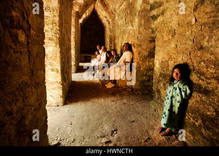 Le Mexique, Chiapas, Yaxchilan, Lacandons rendant hommage aux ancêtres mayas dans un temple de Yaxchilan, les Lacandons, les derniers descendants des Mayas vivent près de Yaxchilan la ville royale maya de la fin de 600 av. Le gouvernement mexicain a donné aux Lacandons en 1972 un territoire de 662 000 hectares autour de Yaxchilan et Bonampak. Dans les Lacandons mayas sont appelés les vrais hommes Hach Vinik, toujours vêtu d'une tunique blanche qu'ils vivent dans une communauté très réduite dans l'état de Chapias Banque D'Images