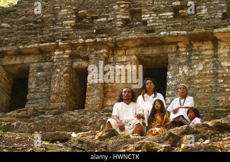 Le Mexique, Chiapas, Yaxchilan, les Lacandons, les derniers descendants des Mayas vivent près de Yaxchilan la ville royale maya de la fin de 600 av. Le gouvernement mexicain a donné aux Lacandons en 1972 un territoire de 662 000 hectares autour de Yaxchilan et Bonampak. Dans les Lacandons mayas sont appelés les vrais hommes Hach Vinik, toujours vêtu d'une tunique blanche qu'ils vivent dans une communauté très réduite dans l'état de Chapias Banque D'Images