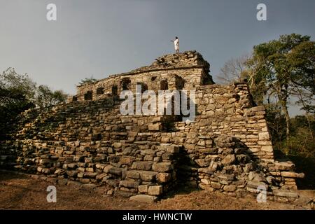 Le Mexique, Chiapas, Yaxchilan, Lacandona en haut de la grande acropole, les Lacandons, les derniers descendants des Mayas vivent près de Yaxchilan la ville royale maya de la fin de 600 av. Le gouvernement mexicain a donné aux Lacandons en 1972 un territoire de 662 000 hectares autour de Yaxchilan et Bonampak. Dans les Lacandons mayas sont appelés les vrais hommes Hach Vinik, toujours vêtu d'une tunique blanche qu'ils vivent dans une communauté très réduite dans l'état de Chapias Banque D'Images