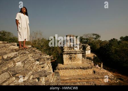 Le Mexique, Chiapas, Yaxchilan, Lacandona en haut de la grande acropole, les Lacandons, les derniers descendants des Mayas vivent près de Yaxchilan la ville royale maya de la fin de 600 av. Le gouvernement mexicain a donné aux Lacandons en 1972 un territoire de 662 000 hectares autour de Yaxchilan et Bonampak. Dans les Lacandons mayas sont appelés les vrais hommes Hach Vinik, toujours vêtu d'une tunique blanche qu'ils vivent dans une communauté très réduite dans l'état de Chapias Banque D'Images