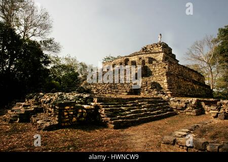 Le Mexique, Chiapas, Yaxchilan, Lacandona en haut de la grande acropole, les Lacandons, les derniers descendants des Mayas vivent près de Yaxchilan la ville royale maya de la fin de 600 av. Le gouvernement mexicain a donné aux Lacandons en 1972 un territoire de 662 000 hectares autour de Yaxchilan et Bonampak. Dans les Lacandons mayas sont appelés les vrais hommes Hach Vinik, toujours vêtu d'une tunique blanche qu'ils vivent dans une communauté très réduite dans l'état de Chapias Banque D'Images