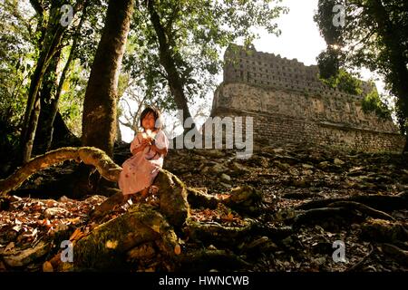 Le Mexique, Chiapas, Yaxchilan, Lacandons dans la forêt de Yaxchilan, les Lacandons, les derniers descendants des Mayas vivent près de Yaxchilan la ville royale maya de la fin de 600 av. Le gouvernement mexicain a donné aux Lacandons en 1972 un territoire de 662 000 hectares autour de Yaxchilan et Bonampak. Dans les Lacandons mayas sont appelés les vrais hommes Hach Vinik, toujours vêtu d'une tunique blanche qu'ils vivent dans une communauté très réduite dans l'état de Chapias Banque D'Images