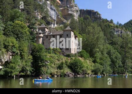 La France, la Lozère (48), La Malène, château de La Caze, les Causses et les Cévennes, paysage culturel agropastoraux méditerranéens, inscrite au Patrimoine Mondial de l'UNESCO, le canoë dans les Gorges du Tarn Banque D'Images