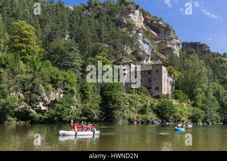 La France, la Lozère (48), La Malène, château de La Caze, les Causses et les Cévennes, paysage culturel agropastoraux méditerranéens, inscrite au Patrimoine Mondial de l'UNESCO, le canoë dans les Gorges du Tarn Banque D'Images