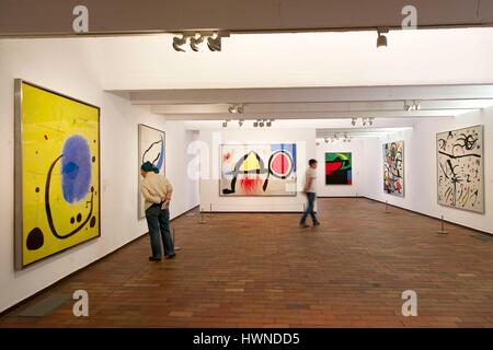 Espagne, Catalogne, Barcelone, Montjuic, Placa de Neptu, la Fundacio Joan Miro par l'architecte Josep Lluis Sert, peintures Banque D'Images