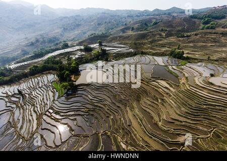 La Chine, le Yunnan, État Honghe, District de Yuanyang city, mont Ailao, rizières en terrasses classées au Patrimoine Mondial par l'UNESCO (vue aérienne) Banque D'Images