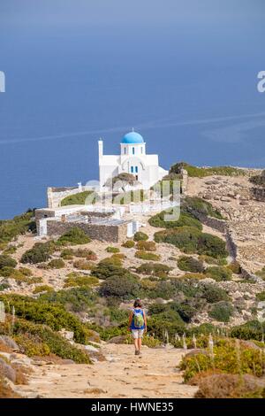 La Grèce, Îles Cyclades, Amorgos island, Agios Ioannis, Vroutsi Apokefalistis église sur la façon de site archéologique de l'ancienne acropole Arkesini (ou Kastri) Banque D'Images