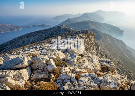 La Grèce, Îles Cyclades, Amorgos island, randonnée pédestre à Profitis Ilias, point le plus élevé de l'île (alt : 700m), vue panoramique de la partie nord de l'île Banque D'Images