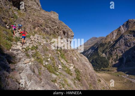 France, Hautes Pyrénées, Gavarnie, inscrite au Patrimoine Mondial de l'UNESCO, randonneur dans le Cirque de Gavarnie Banque D'Images