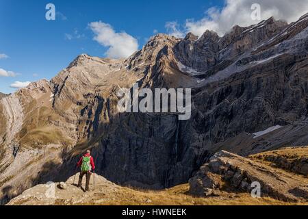 France, Hautes Pyrénées, Gavarnie, inscrite au Patrimoine Mondial de l'UNESCO, randonneur dans le Cirque de Gavarnie Banque D'Images