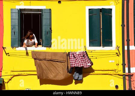 L'Italie, Vénétie, Venise, inscrite au Patrimoine Mondial de l'UNESCO, l'île de Burano, maisons colorées au bord de l'eau Banque D'Images