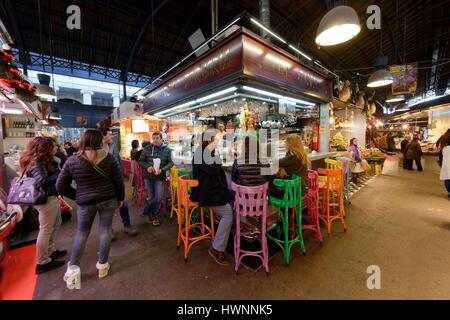 Espagne, Catalogne, Barcelone, La Rambla, le marché Boqueria, le bar à tapas Banque D'Images